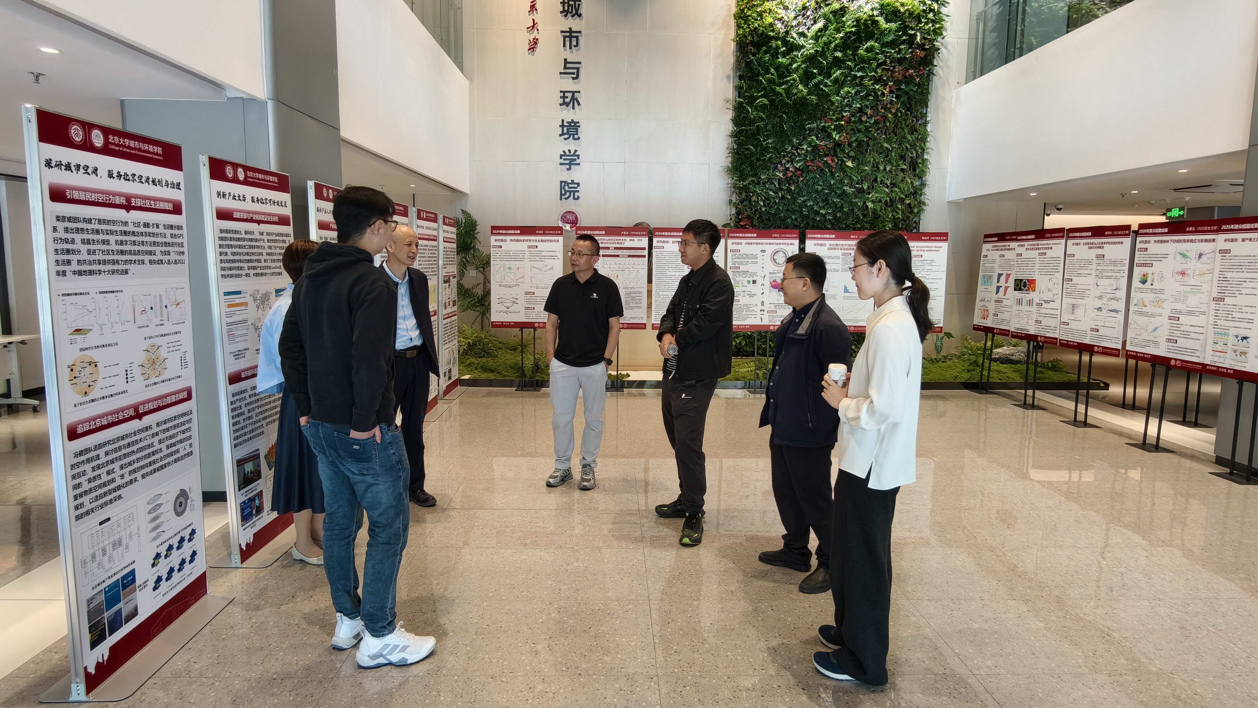 图3-1 师生参观展板.jpg 图3-1 师生参观展板.jpg