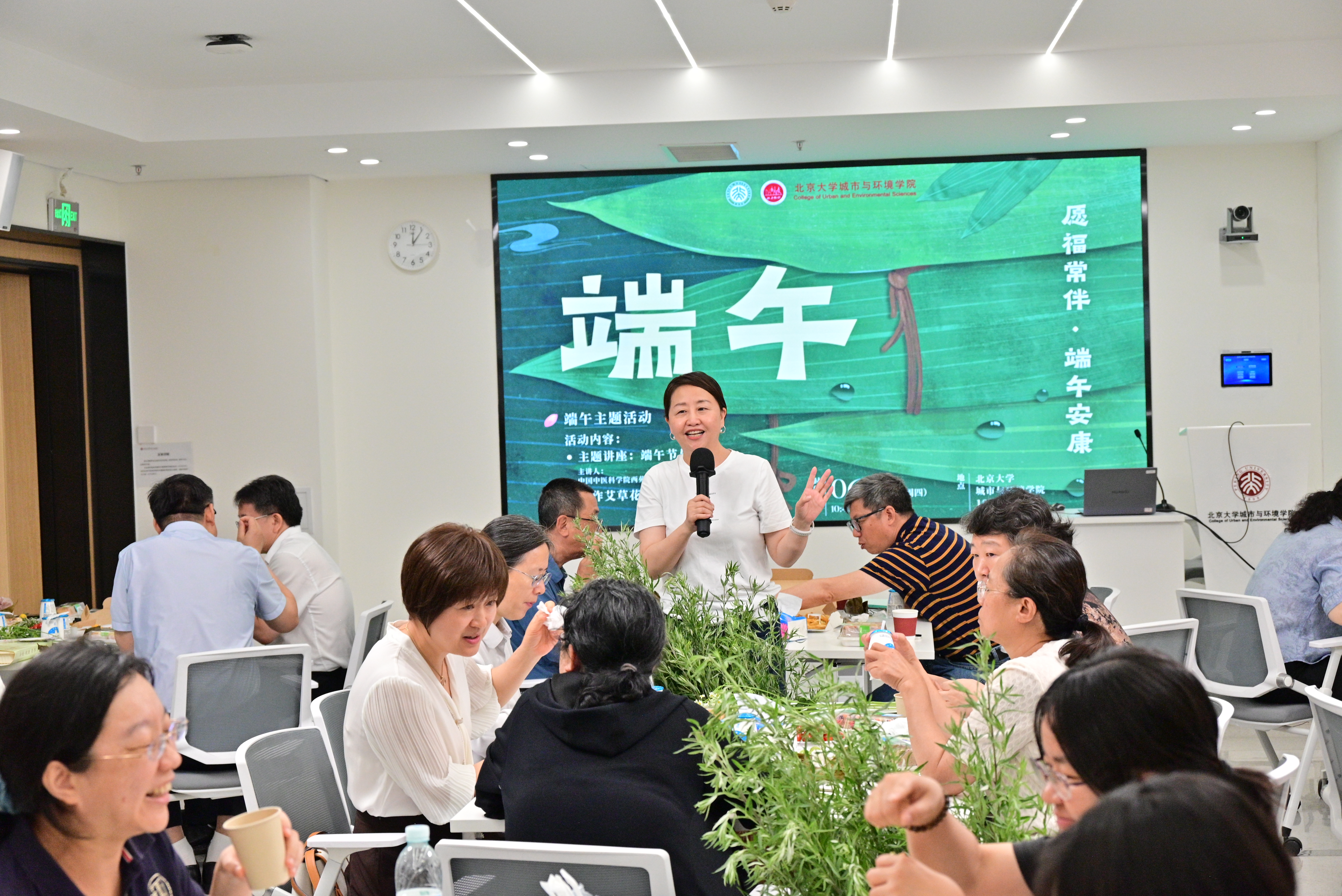 7.1 刘老师讲话.JPG 7.1 刘老师讲话.JPG